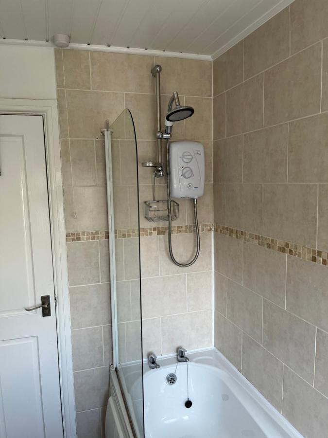 The Brook House - Spacious 3 Bed Home From Home In Burton Exteriör bild