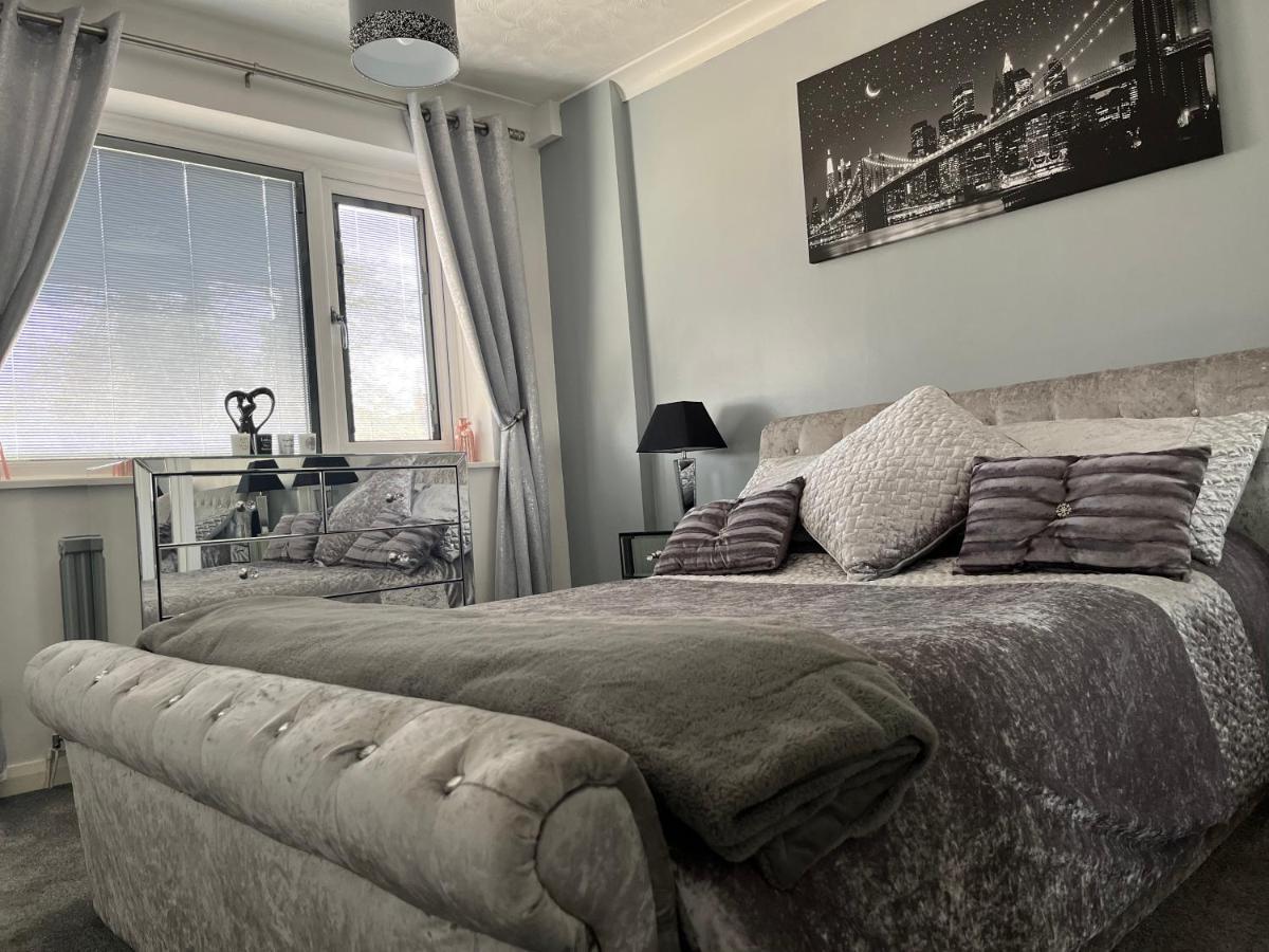 The Brook House - Spacious 3 Bed Home From Home In Burton Exteriör bild