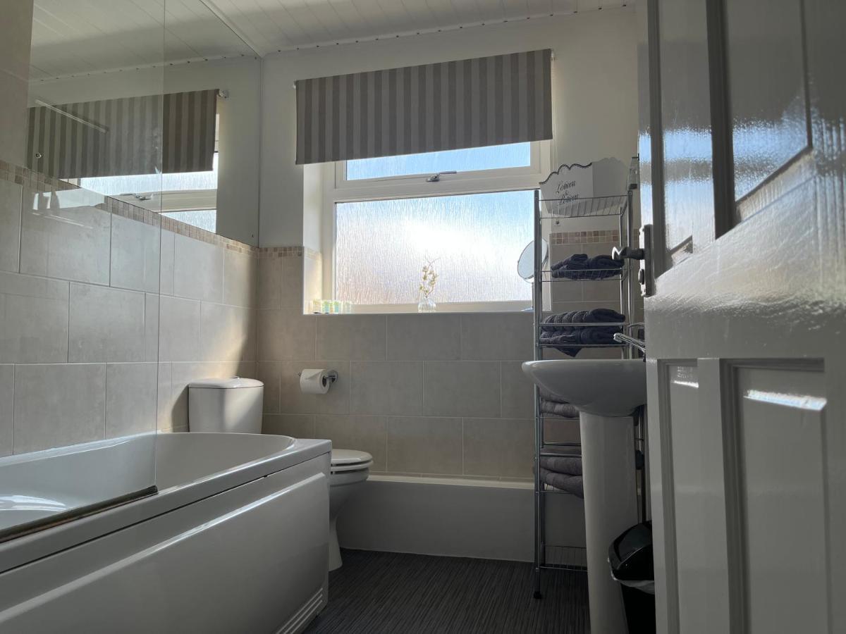 The Brook House - Spacious 3 Bed Home From Home In Burton Exteriör bild