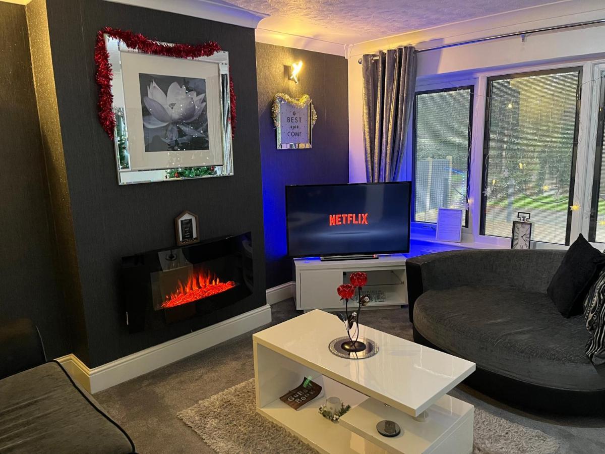 The Brook House - Spacious 3 Bed Home From Home In Burton Exteriör bild