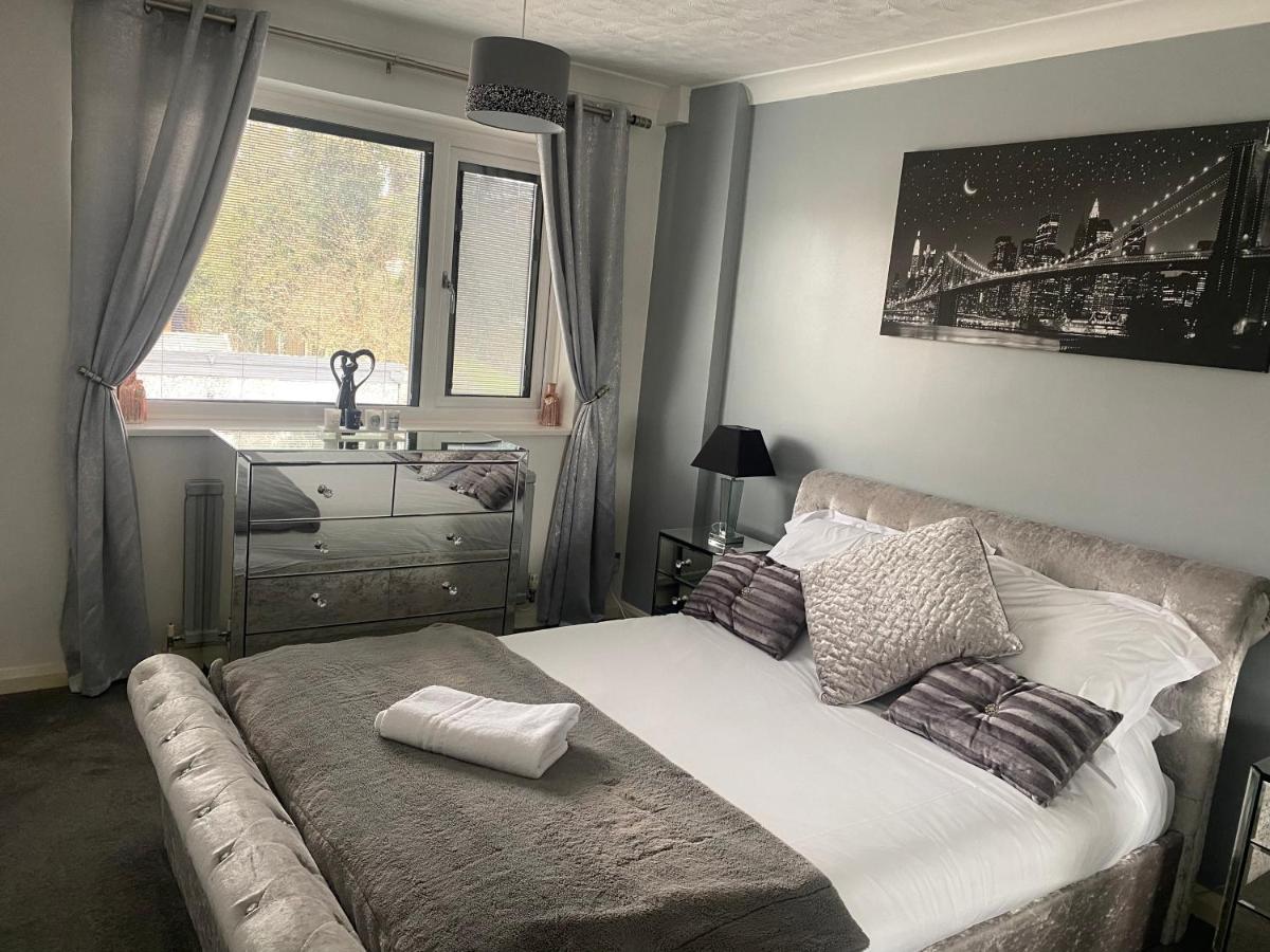 The Brook House - Spacious 3 Bed Home From Home In Burton Exteriör bild