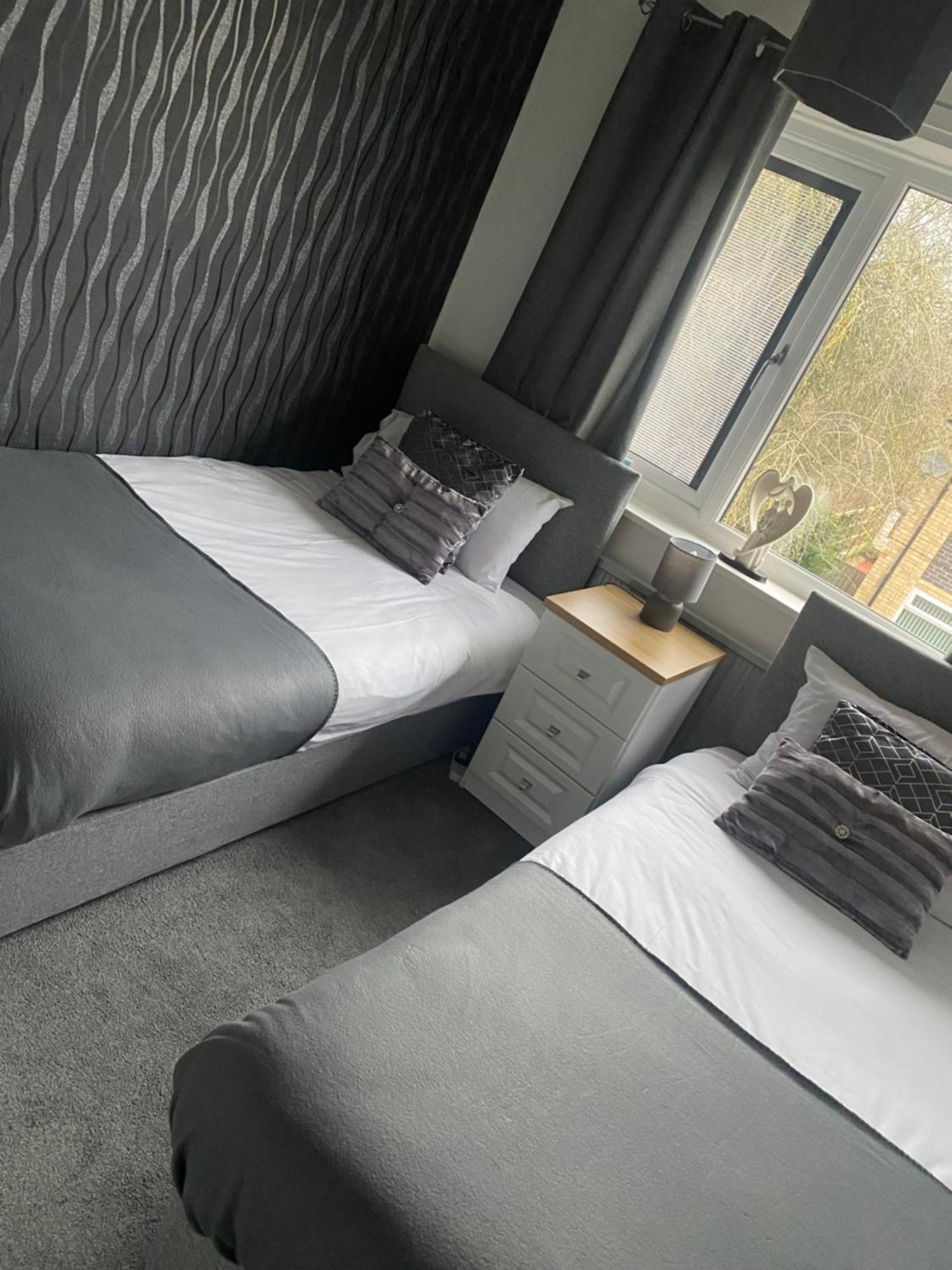 The Brook House - Spacious 3 Bed Home From Home In Burton Exteriör bild