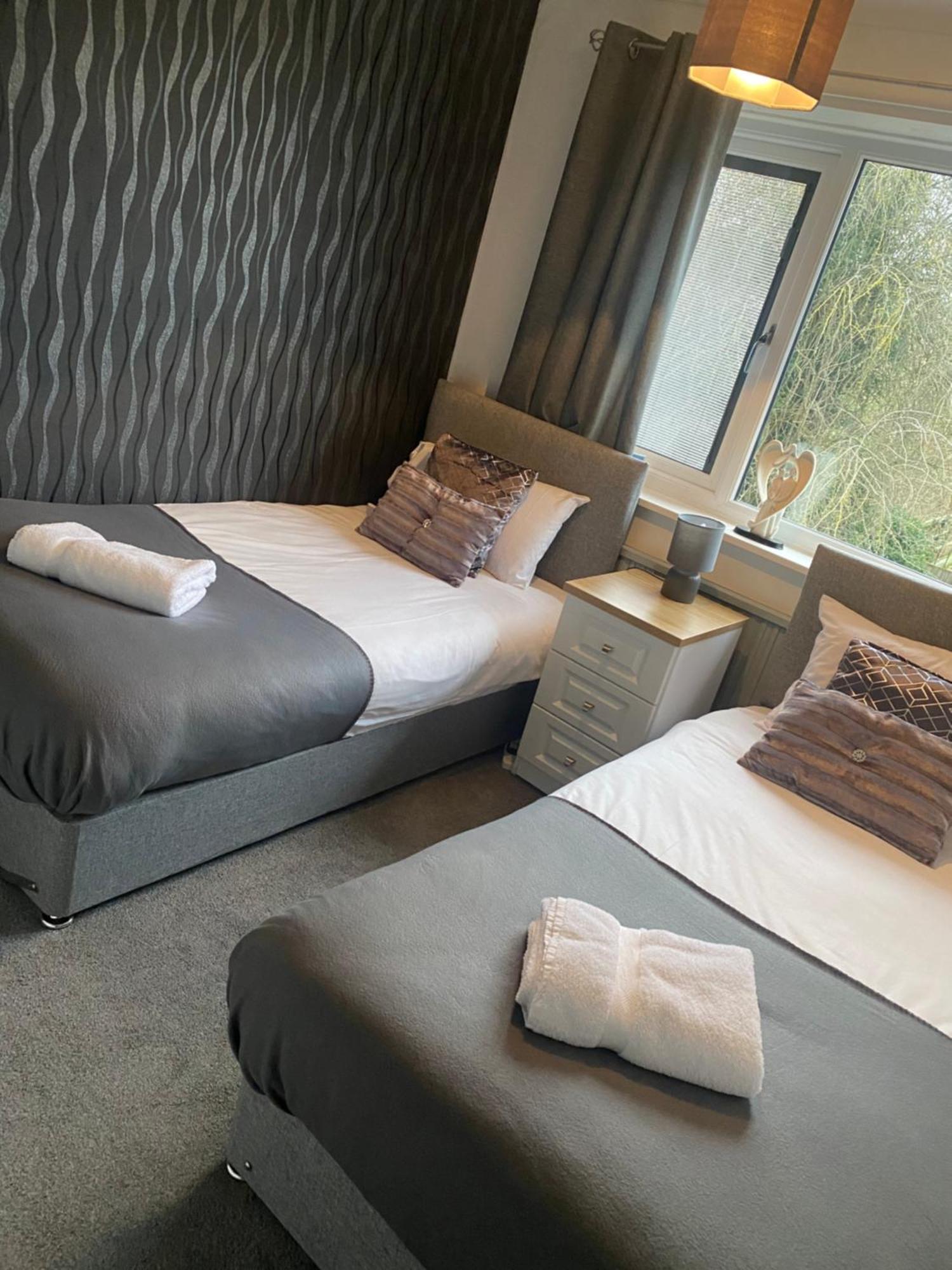 The Brook House - Spacious 3 Bed Home From Home In Burton Exteriör bild