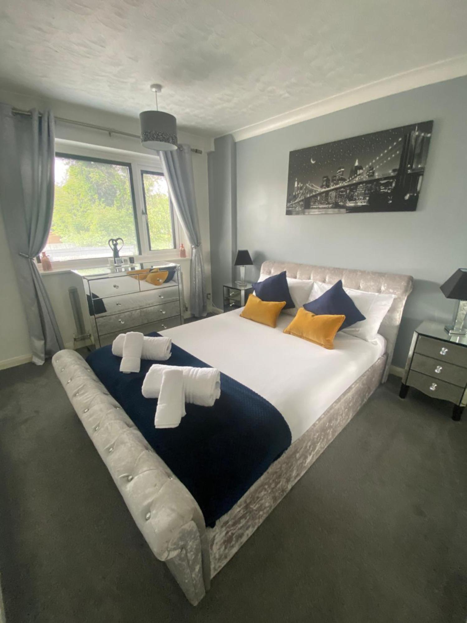 The Brook House - Spacious 3 Bed Home From Home In Burton Exteriör bild