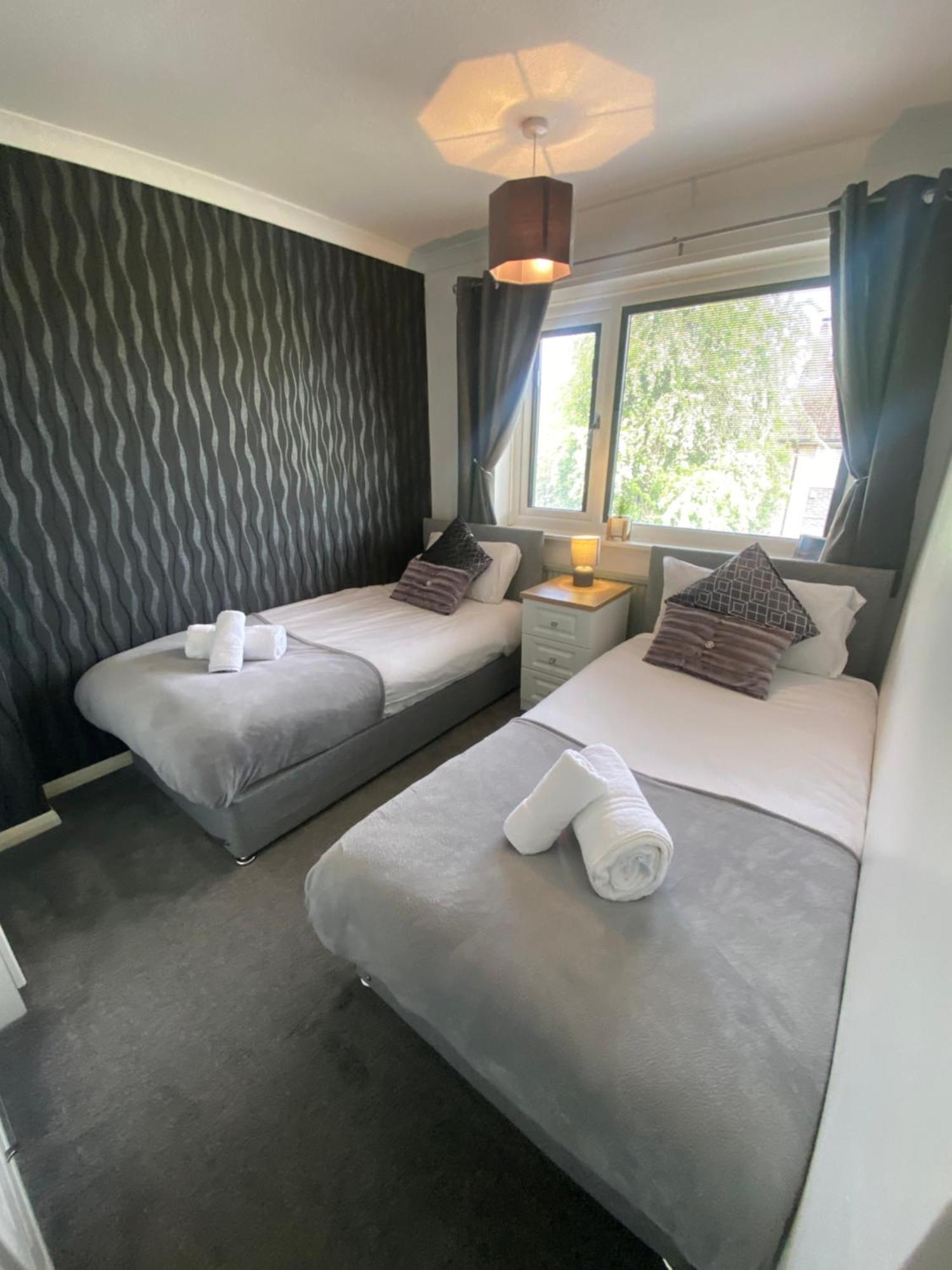 The Brook House - Spacious 3 Bed Home From Home In Burton Exteriör bild