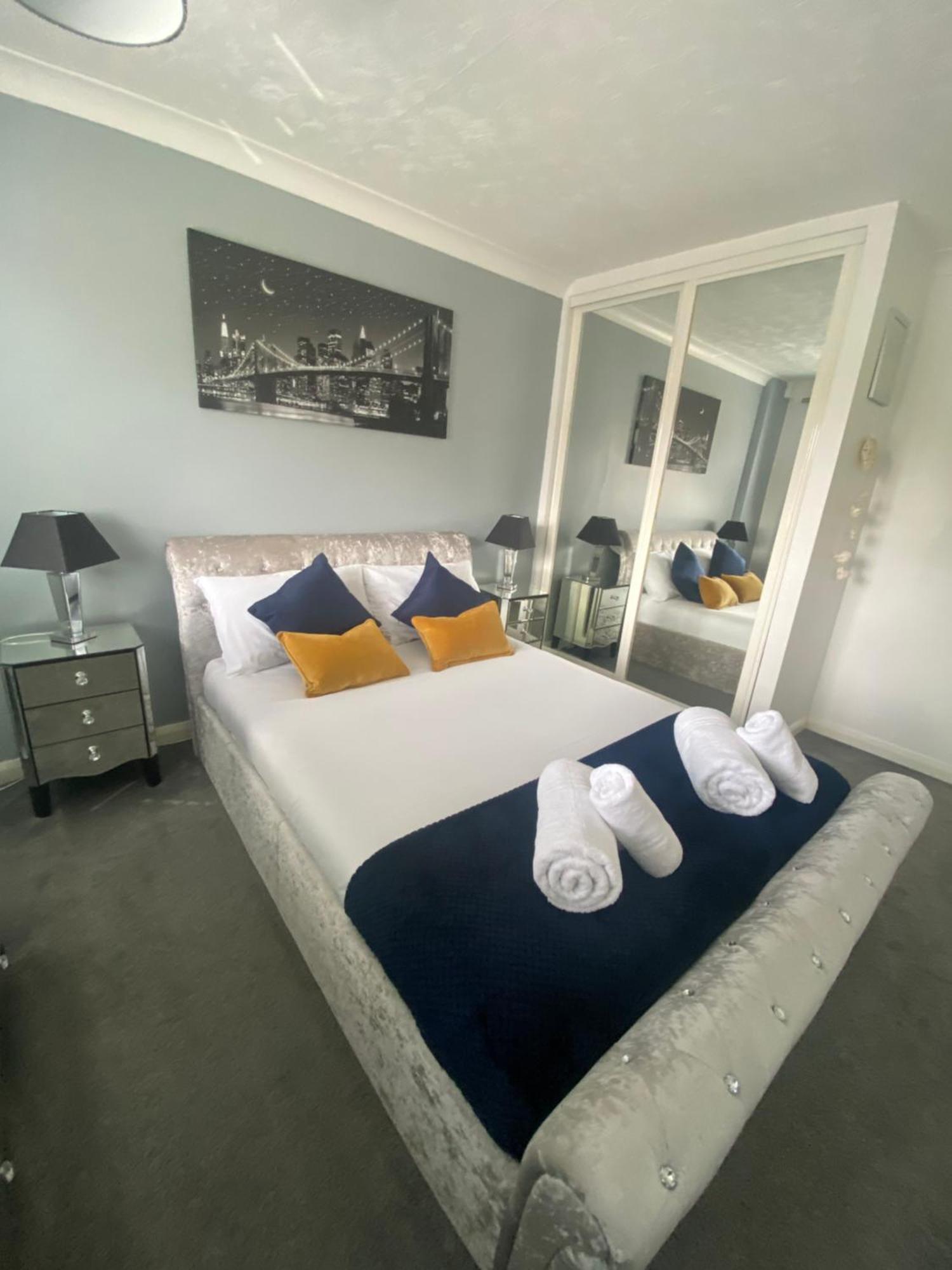 The Brook House - Spacious 3 Bed Home From Home In Burton Exteriör bild