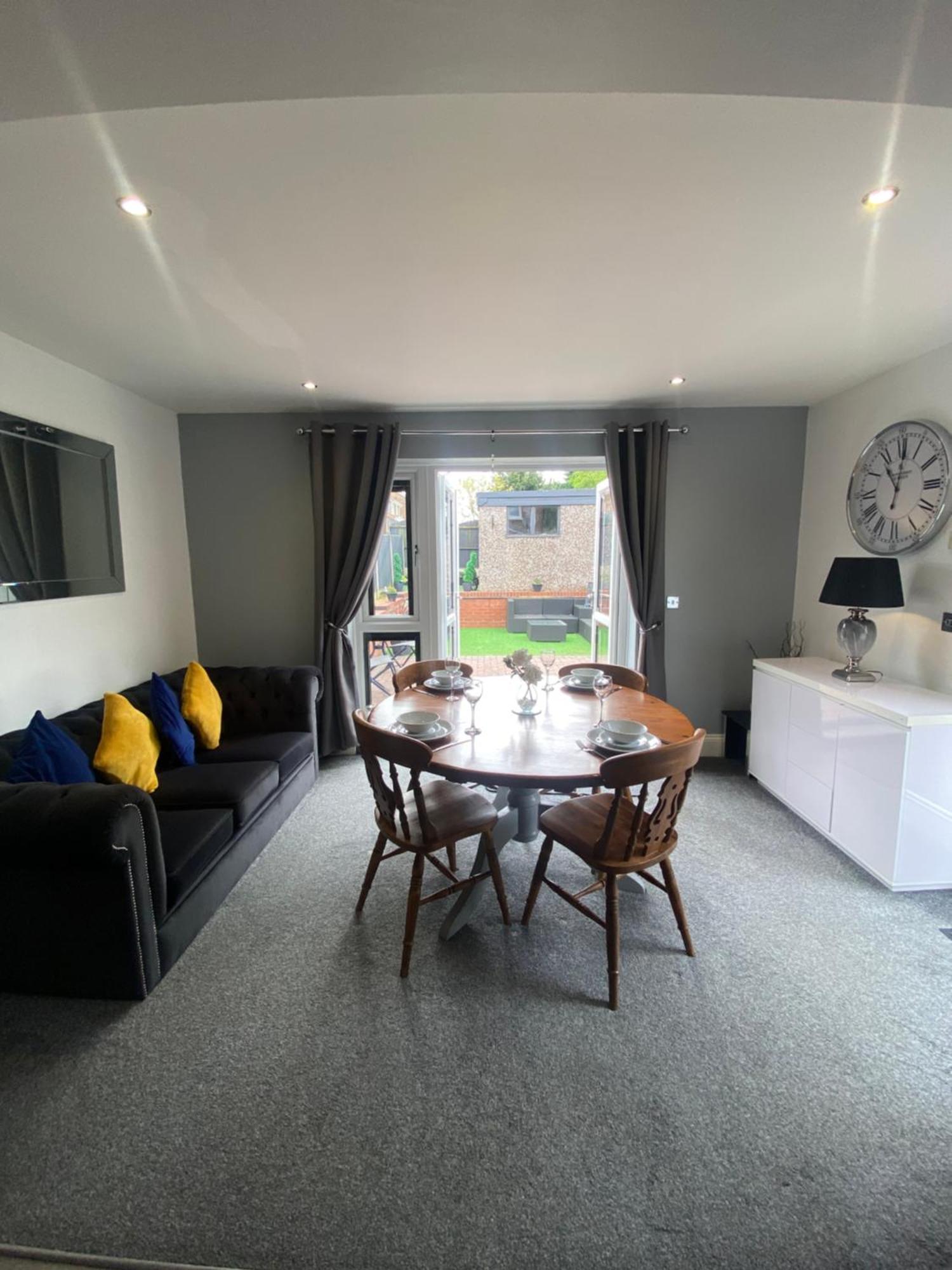 The Brook House - Spacious 3 Bed Home From Home In Burton Exteriör bild