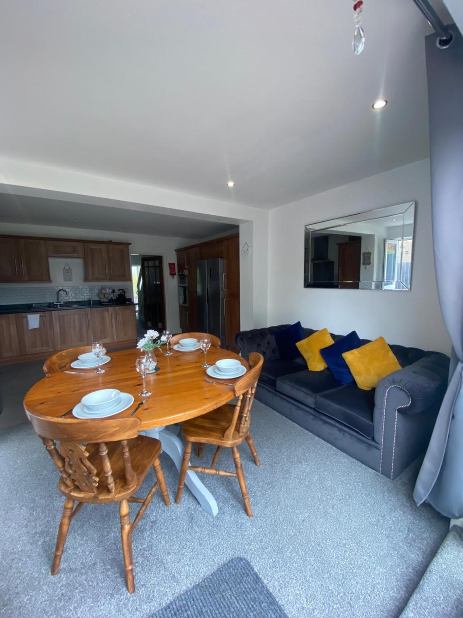 The Brook House - Spacious 3 Bed Home From Home In Burton Exteriör bild