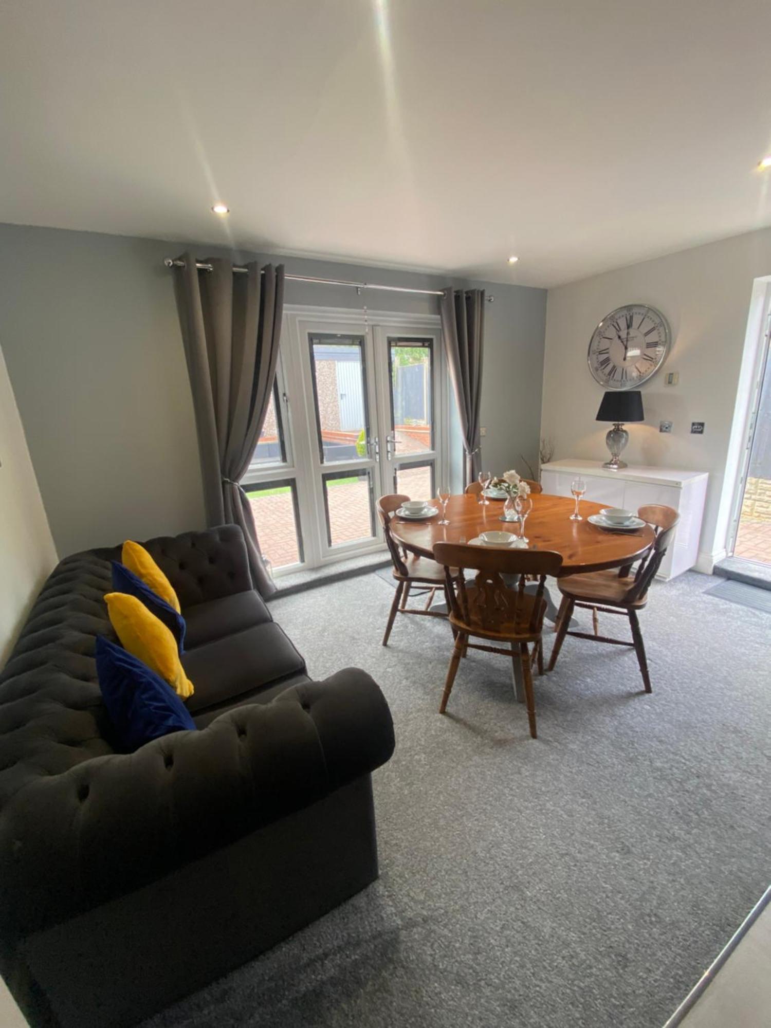 The Brook House - Spacious 3 Bed Home From Home In Burton Exteriör bild