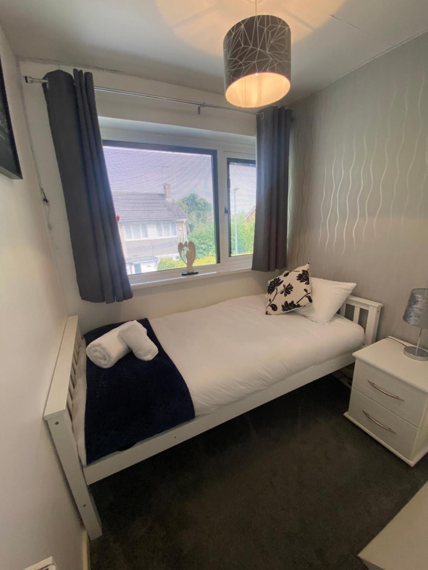The Brook House - Spacious 3 Bed Home From Home In Burton Exteriör bild