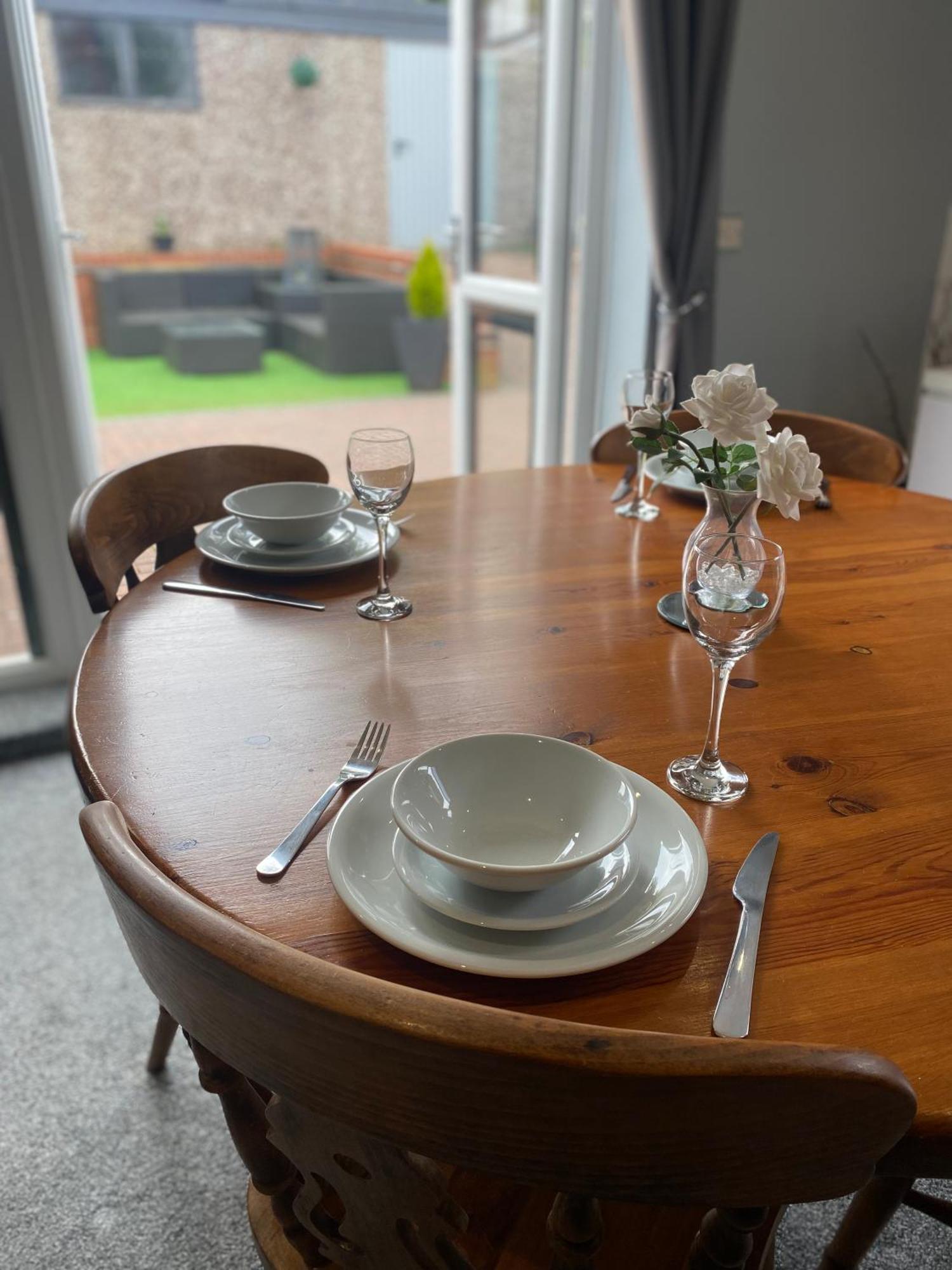 The Brook House - Spacious 3 Bed Home From Home In Burton Exteriör bild